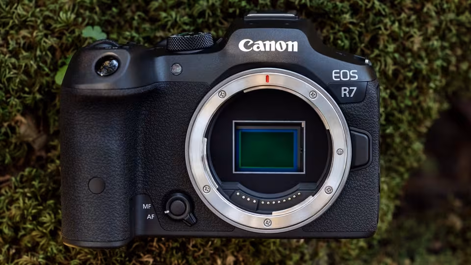 canon eos r7 mirrorless camera with 18 150mm lens